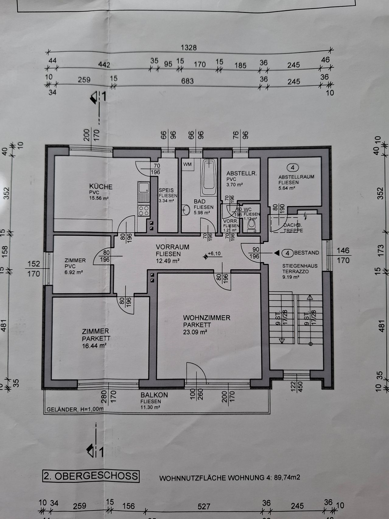 Ein Grundriss für eine Wohnfläche mit verschiedenen Räumen, Abstellräumen und Terrassen. Beinhaltet Angaben zu den Abmessungen verschiedener Räume wie Wohnzimmer, Küchen, Badezimmer und Balkone. Jeder Raum ist mit seinem Zweck und seiner Fläche in Quadratmetern beschriftet.