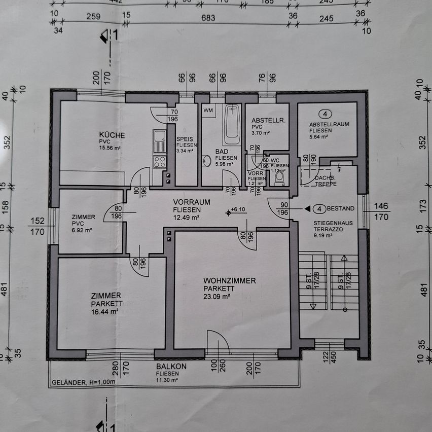 Ein Grundriss für eine Wohnfläche mit verschiedenen Räumen, Abstellräumen und Terrassen. Beinhaltet Angaben zu den Abmessungen verschiedener Räume wie Wohnzimmer, Küchen, Badezimmer und Balkone. Jeder Raum ist mit seinem Zweck und seiner Fläche in Quadratmetern beschriftet.