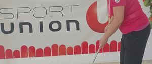 Bild enthält, Field, Nature, Outdoors, Adult, Male, Man, Person, Golf, Golf Course, Playing Golf