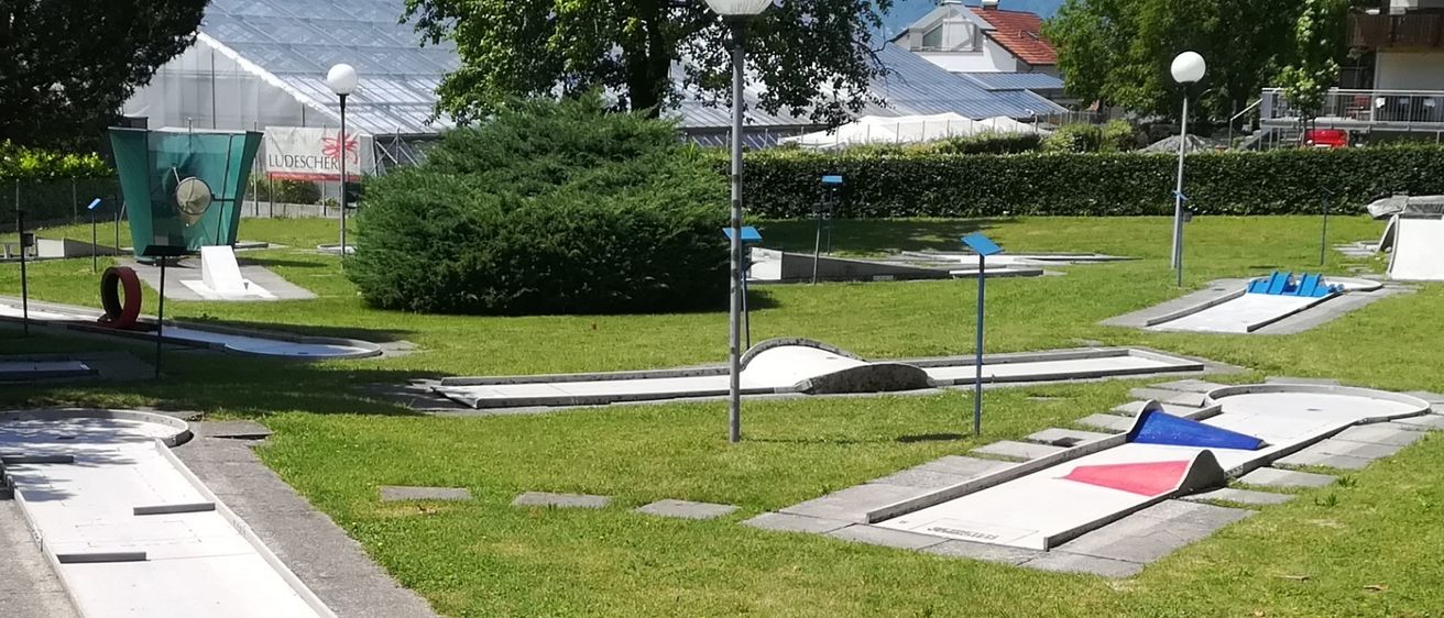 Bild enthält, Fun, Golf, Leisure Activities, Mini Golf, Sport, Bench, Furniture, Grass, Plant, Outdoors