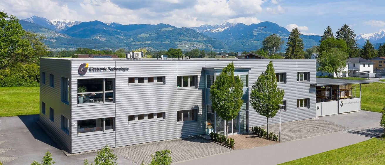 Bild enthält, Architecture, Building, Grass, Plant, Outdoors, Office Building, Housing, Villa, Indoors, Interior Design