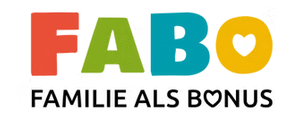 Das FABO-Logo zeigt ein Herzsymbol in der Mitte, mit 'FABO' in leuchtenden Farben und 'FAMILIE ALS BONUS' darunter.