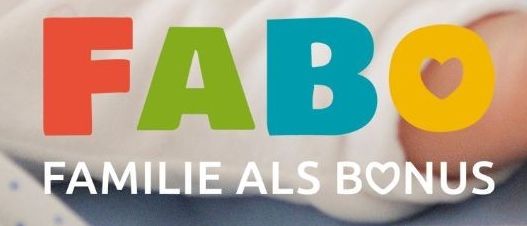 Ein Poster zeigt ein schlafendes Baby und verkündet, dass das erste Lebensjahr gut für Kinder und Eltern ist. Termine und Orte für kommende Veranstaltungen werden aufgelistet, einschließlich Online- und Präsenzoptionen.