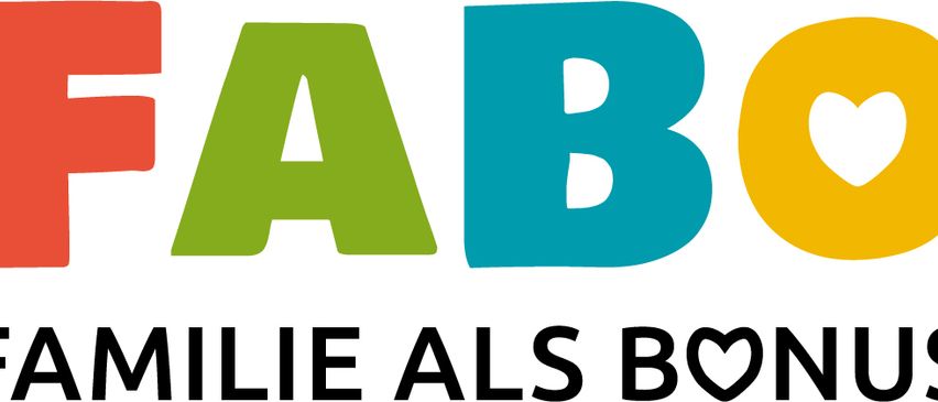 Das Bild zeigt ein farbenfrohes Logo für 'F A B O MILIE ALS BON' mit 'F' in Rot, 'A' in Grün, 'B' in Blau und 'O' in Gelb, alles in fetten und stilisierten Schriften. Das Herzsymbol ist in den 'BON'-Teil des Textes integriert.