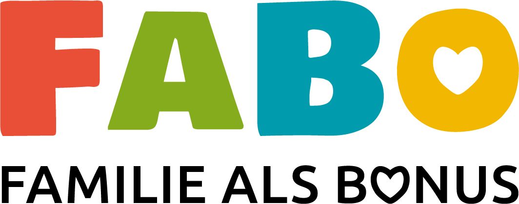 Das farbenfrohe Logo zeigt das Wort 'FAB' mit Buchstaben in Grün, Blau und Gelb. Darunter steht 'MILIE ALS BON'. Es enthält ein Herzsymbol im 'O'.