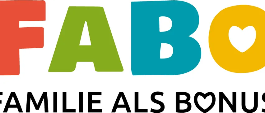 Das Logo für 'Familie als Bonus' ist zu sehen. Es zeigt die Buchstaben 'F', 'A', 'B' und 'O' in verschiedenen Farben, wobei das Herzsymbol im 'O' enthalten ist.