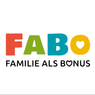 Das FABO-Logo mit dem Wort 'Familie als Bonus' in fetter schwarzer Schrift, stilisiert mit einem Herzsymbol anstelle des Buchstabens 'O'. Die Buchstaben sind in verschiedenen Farben, wobei das Wort 'FA' rot, 'B' blau und 'O' gelb ist.