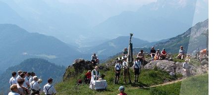 Am Sonntag, 16. August 2026, um 11:00 Uhr findet die Bergmesse am Untersberg statt. Die Veranstaltung wird vom Schellenberg-Verein für Bergstudien organisiert und findet in der Toni Lenz Hütte statt, die sich zwischen der Eisshle und der Toni Lenz Hütte befindet.