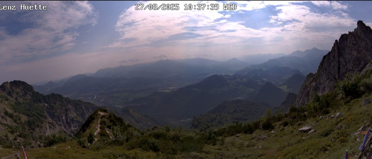 Ein landschaftlicher Luftblick auf eine Bergregion am 27. August 2025 um 10:37:39. Der Himmel ist bewölkt.