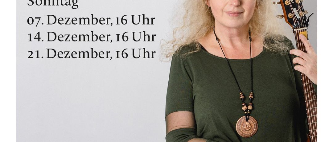 Ein Plakat für eine musikalische Veranstaltung mit Martina Leopoldseder. Sie hält eine Gitarre mit dem Yamaha-Logo. Das Plakat enthält Termine für die Veranstaltung.