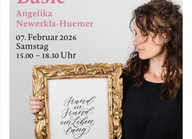 Ein Plakat bewirbt einen Brush Lettering-Workshop von Angelika Neuerkla-Huemer. Das Event ist am 7. Februar 2026 von 15:00 bis 18:30 Uhr. Eine Frau hält ein gerahmtes Kalligraphie-Stück. Der Rahmen zeigt 'Hand in Hand ein Leben lang'. Das Plakat hat einen QR-Code und eine E-Mail-Adresse für die Anmeldung.