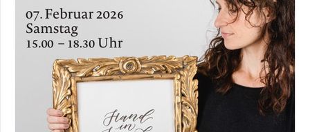 Ein Plakat bewirbt einen Brush Lettering-Workshop von Angelika Neuerkla-Huemer. Das Event ist am 7. Februar 2026 von 15:00 bis 18:30 Uhr. Eine Frau hält ein gerahmtes Kalligraphie-Stück. Der Rahmen zeigt 'Hand in Hand ein Leben lang'. Das Plakat hat einen QR-Code und eine E-Mail-Adresse für die Anmeldung.