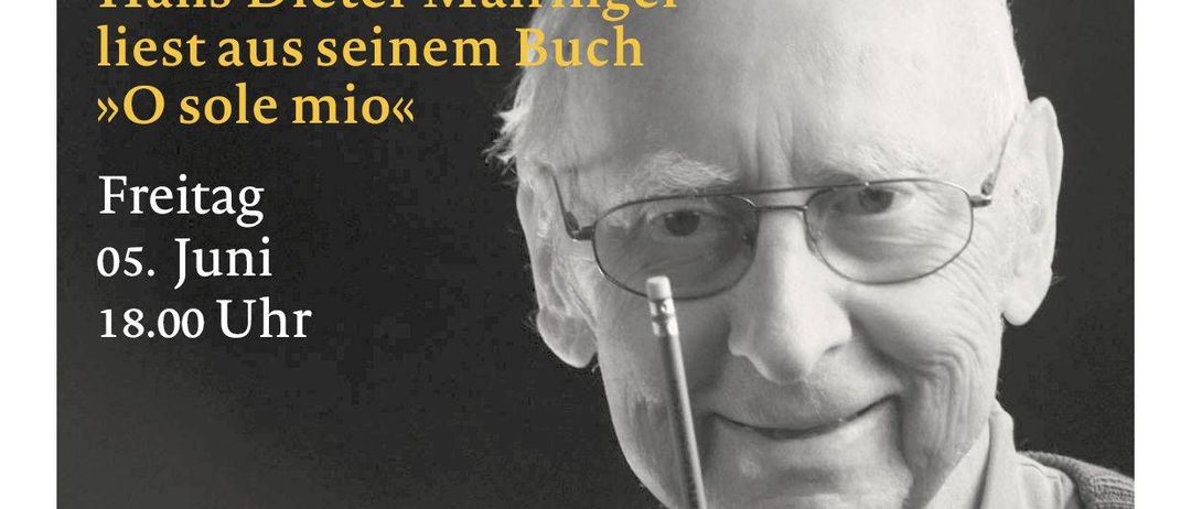 Ein Schwarz-Weiß-Bild eines Mannes, der einen Stift hält. Er trägt eine Brille und einen Pullover. Das Bild zeigt Hausgeschichten mit Gedichten. Hans Dieter Mairinger liest aus seinem Buch O sole mio. Freitag, 5. Juni, 18 Uhr.