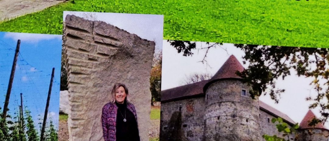 Eine Collage mit einer Frau neben einem großen Stein, einem Feldweg und einer Burg. Der Text lautet 'Granitpilgern im Oberen Mühlviertel'.