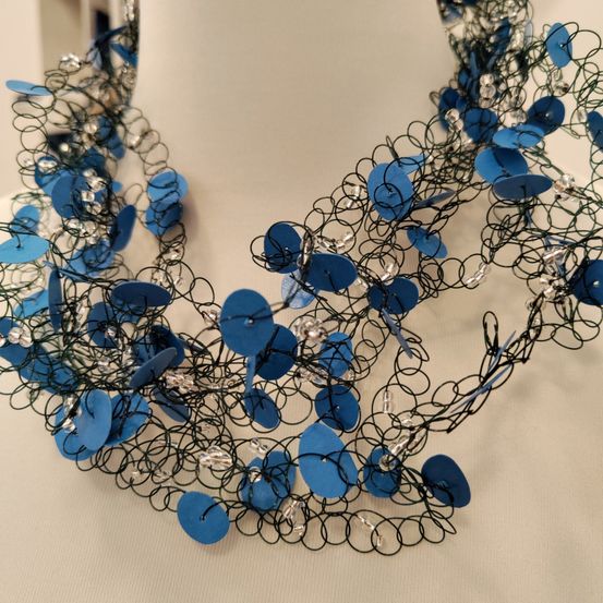 Bild enthält, Accessories, Jewelry, Necklace, Gemstone, Chandelier, Lamp