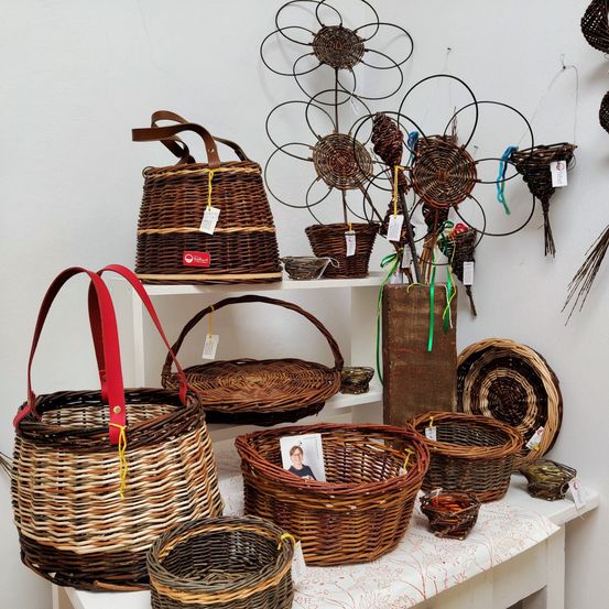 Bild enthält, Art, Handicraft, Accessories, Bag, Handbag, Person