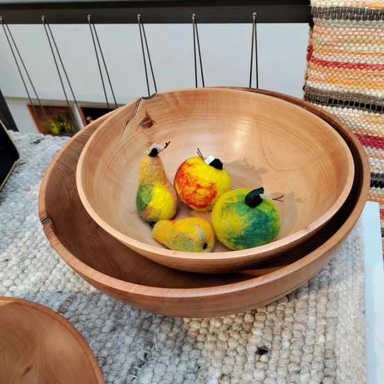 Bild enthält, Bowl, Wood, Food, Fruit, Pear, Plant, Produce, Hardwood, Person