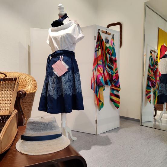 Bild enthält, Clothing, Hat, Adult, Female, Person, Woman, Mannequin