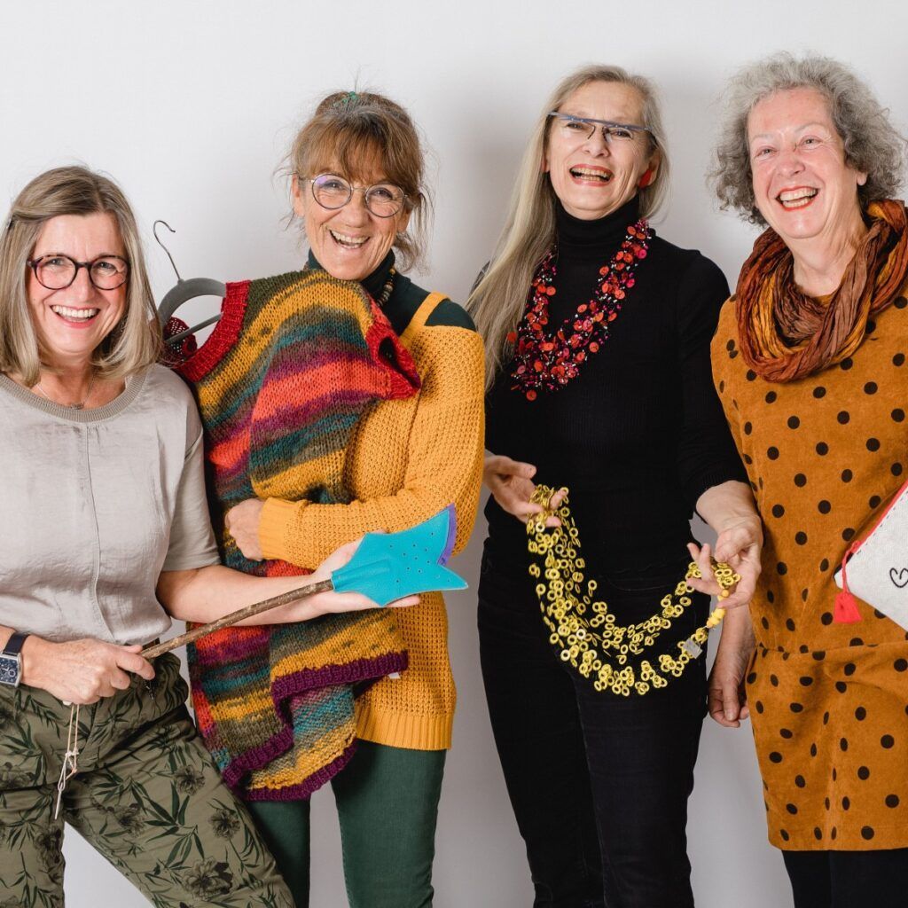 Bild enthält, Adult, Female, Person, Woman, Head, Face, Happy, Smile, Groupshot, Coat