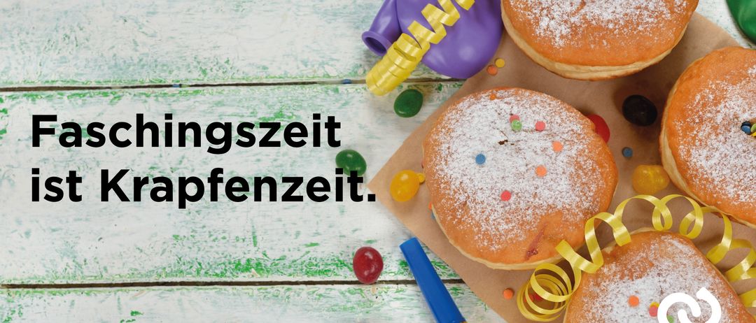 Eine Nahaufnahme eines Tisches mit zwei Donuts, Süßigkeiten und einer Partypfeife. Das Wort 'glückliche Zeit' ist in fetten schwarzen Buchstaben geschrieben.