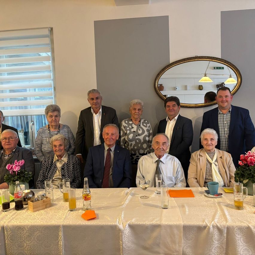 Bild enthält, People, Person, Flower Arrangement, Adult, Male, Man, Suit, Table, Dining Table, Flower Bouquet