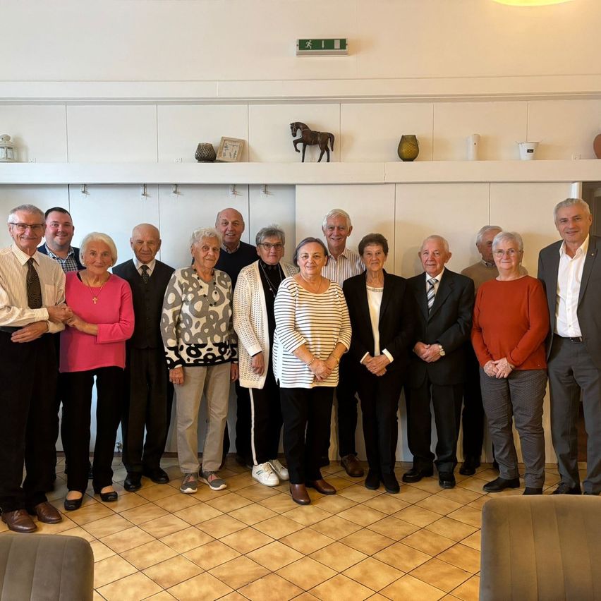 Bild enthält, Groupshot, Person, People, Blazer, Coat, Jacket, Adult, Male, Man, Suit