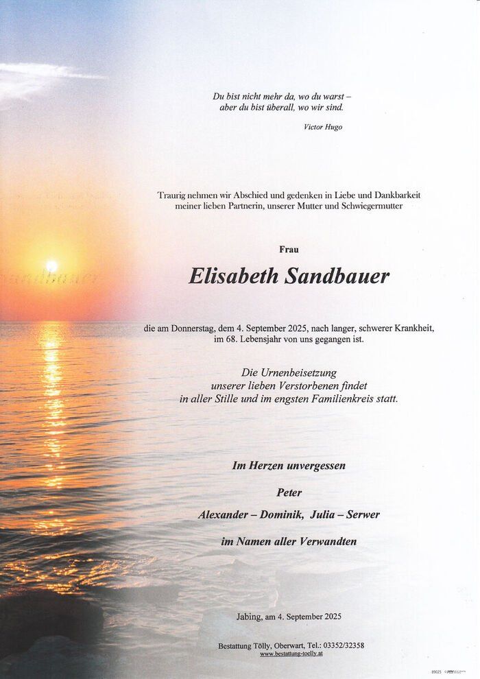 Eine Gedenkkarte für Elisabeth Sandbauer, die am 4. September 2025 im Alter von 68 Jahren verstarb. Die Karte zeigt einen Sonnenuntergang und enthält einen Zitat von Victor Hugo. Sie ist von ihrer Familie unterzeichnet.