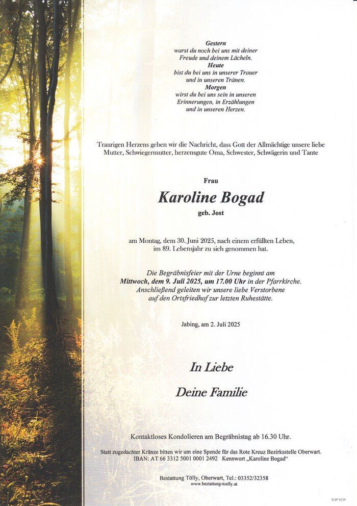 Das Bild zeigt eine Gedenkkarte für Karoline Bogad, die am 30. Juni 2025 im Alter von 89 Jahren verstarb. Die Karte erwähnt ihre Beerdigung am 9. Juli 2025 um 17 Uhr in der örtlichen Kirche. Sie ist von einer natürlichen Umgebung mit Bäumen umgeben.