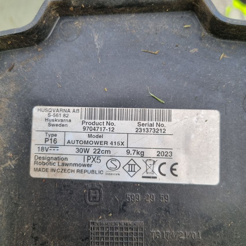 Etikett eines Husqvarna AB-Produkts. Produkt-Nr. 9704717-12, Serien-Nr. 231373212. Modell AUTOMOWER 415x, 18V, 30W, 22cm, 9,7kg, 2023. Bezeichnung IPX5, Roboter-Rasenmäher. Hergestellt in der Tschechischen Republik.