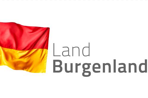 Die Flagge von Burgenland, einem Bundesland Österreichs, zeigt ein rotes, gelbes und rotes horizontales Trikolore mit dem Text 'Land Burgenland' darunter.