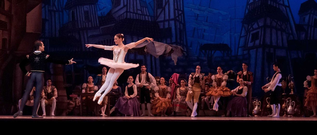 Bild enthält, Dancing, Person, Adult, Male, Man, Group Performance, Female, Woman, Urban