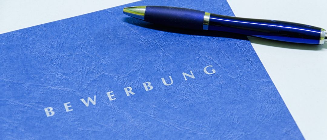 Ein blaues Notizbuch mit dem Wort everbung darauf und einem blauen Stift oben drauf.