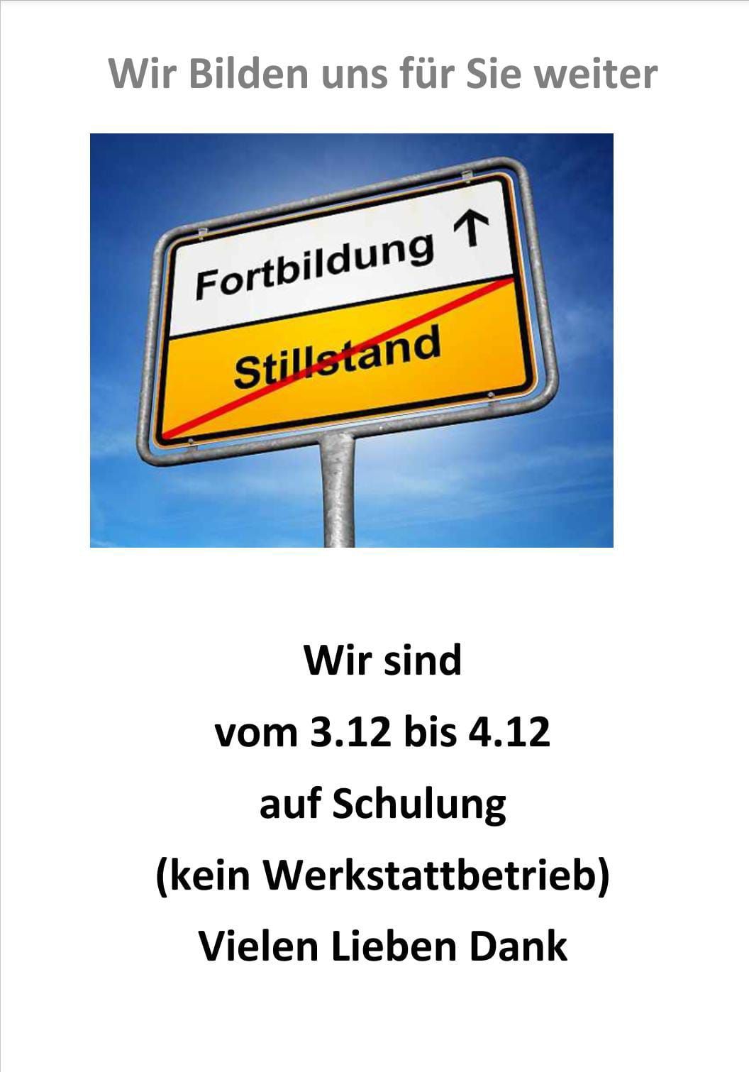 Ein Schild weist auf eine Betriebsunterbrechung aufgrund von Schulung vom 3.12 bis 4.12 hin. Es ist vor einem blauen Himmel platziert.