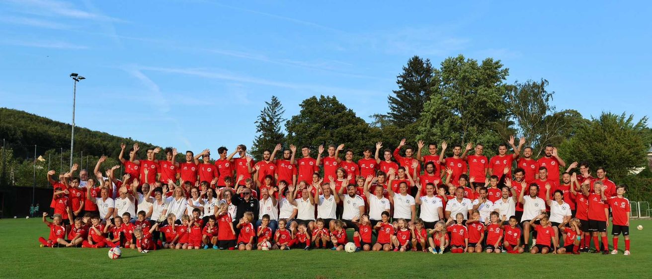 Bild enthält, People, Person, Soccer Ball, Groupshot, Grass, Face
