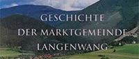 Ein Buchcover zeigt eine malerische Luftaufnahme der Stadt Langenwang, eingebettet zwischen Bergen. Die Stadt ist von üppiger Grünfläche umgeben und mit rot gedeckten Gebäuden übersät. Der Himmel ist teilweise bewölkt.