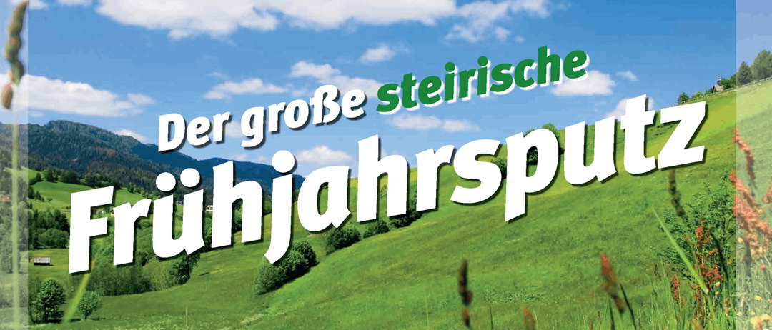 Eine Landschaft mit einem großen grünen Feld, weißem Text und einer Bergkette in der Ferne. Der Himmel ist blau mit Wolken.