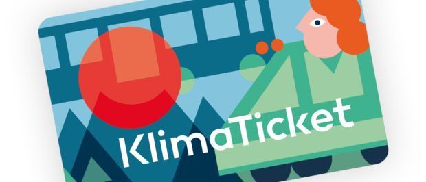 Eine Werbekarte für KlimaTicket. Sie zeigt eine Illustration einer Frau mit roten Haaren, einem blauen Bus und Bergen. Die Karte hat einen weißen Hintergrund.