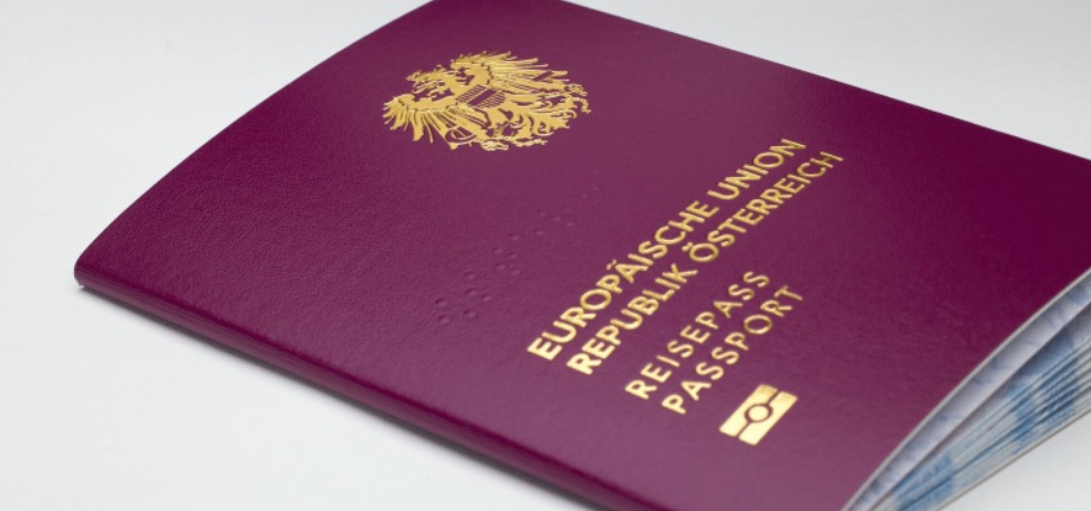 Ein burgunderroter Reisepass der Republik Österreich, mit goldenem Emblem und goldenem Text.