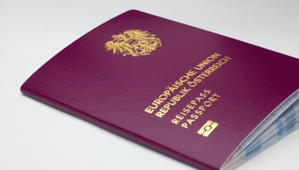 Ein burgunderroter Reisepass der Republik Österreich, mit goldenem Emblem und goldenem Text.