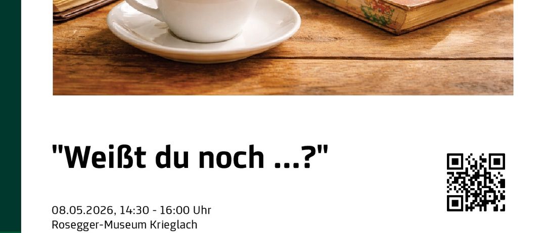 Eine Kaffeetasse, Untertasse, Bücher und ein Teddybär auf einem Holztisch. Eine Einladung mit 'Weißt du noch...' und einem QR-Code. Veranstaltungsdetails umfassen Datum, Uhrzeit und Ort. Es fördert das Teilen von Erinnerungen und Erfahrungen über Kaffee.