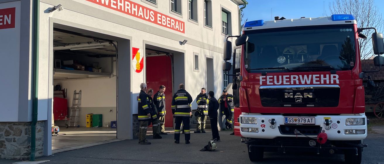 Bild enthält, Transportation, Truck, Vehicle, Person, Architecture, Building, Fire Station, Fire Truck, Machine, Wheel
