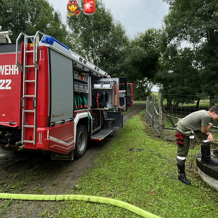 Bild enthält, Truck, Vehicle, Adult, Male, Man, Person, Wheel, Shoe, Grass, Fire Truck