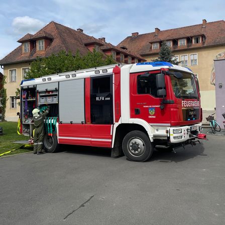 Bild enthält, Transportation, Truck, Vehicle, Person, Machine, Wheel, Fire Truck, Fire Station, Bicycle, Building