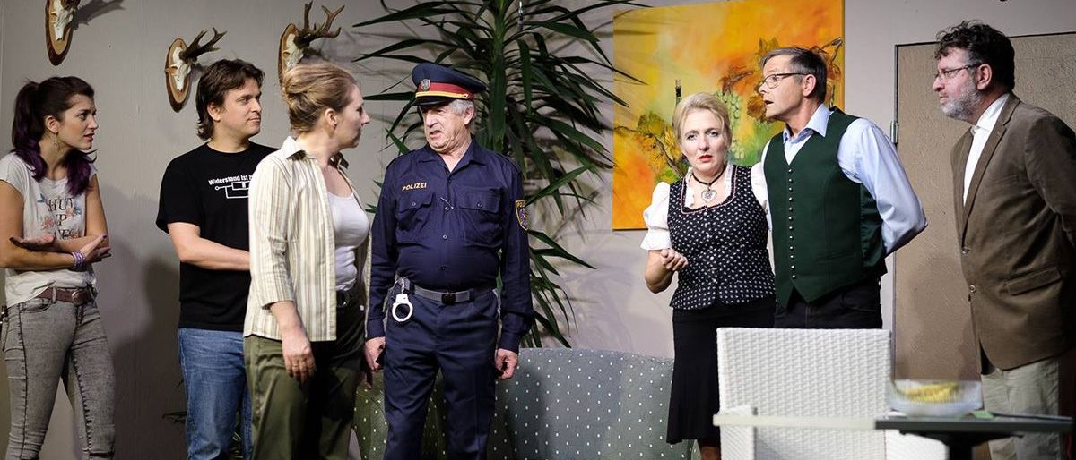 Bild enthält, Boy, Male, Person, Teen, Jeans, Adult, Man, Female, Girl, Suit