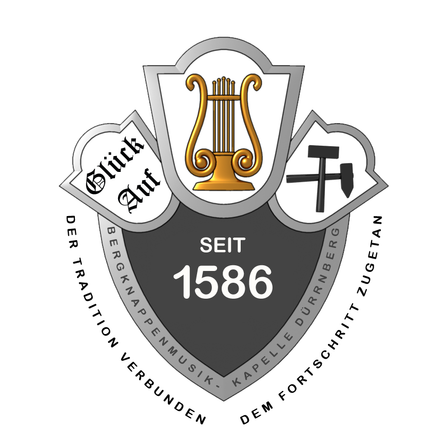 Ein Wappen zeigt eine goldene Harfe, einen Hammer und die Worte 'Glück Auf Seit 1586.' Es ist umgeben von den Worten 'Der Tradition,' 'Verbunden,' 'Musik,' 'Kappelle,' und 'Fortschritt.'