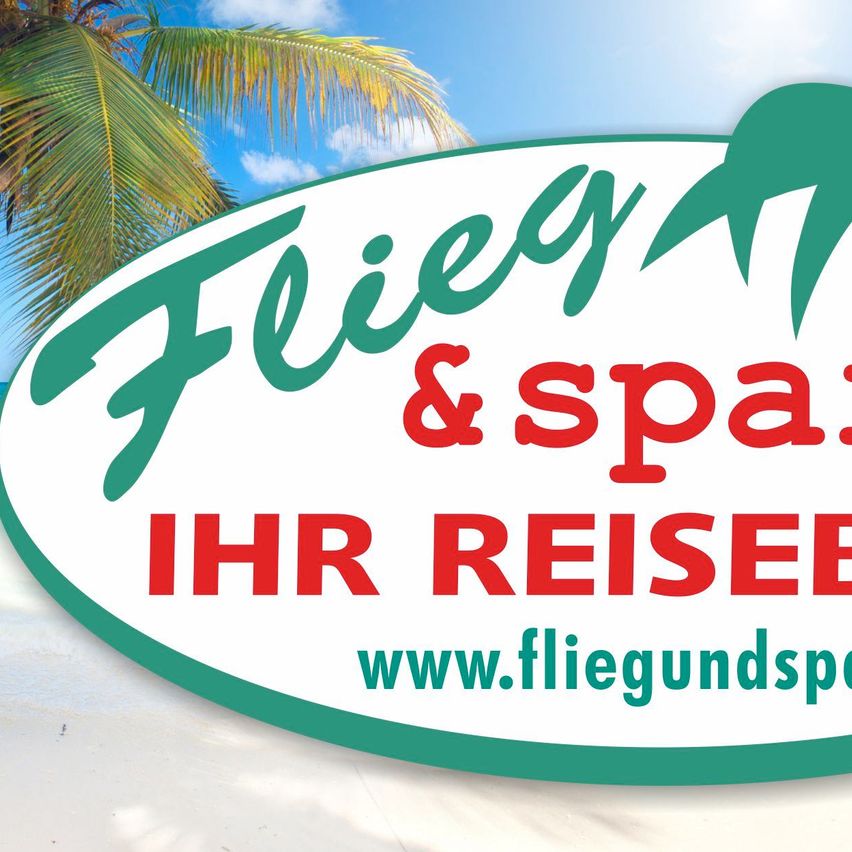 Ein Werbebanner für ein Reisebüro namens 'Flieg & Spar HR Reisebüro' mit tropischem Thema, das eine Palme und einen klaren blauen Himmel zeigt. Die Website lautet www.fliegsundspar.at.