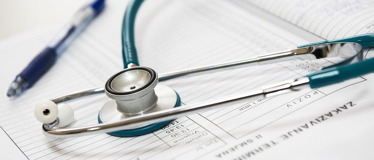 Bild enthält, Pen, Stethoscope, Scissors