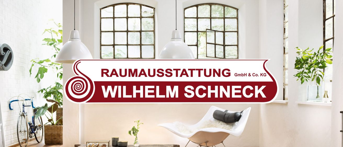 Ein Innendesign mit Holzboden, einem weißen Schaukelstuhl, einem Couchtisch und Topfpflanzen. Ein Fahrrad steht neben einem Fenster.