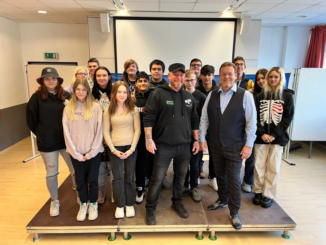 Bild enthält, Groupshot, Person, People, Adult, Male, Man, Female, Woman, Girl, Teen