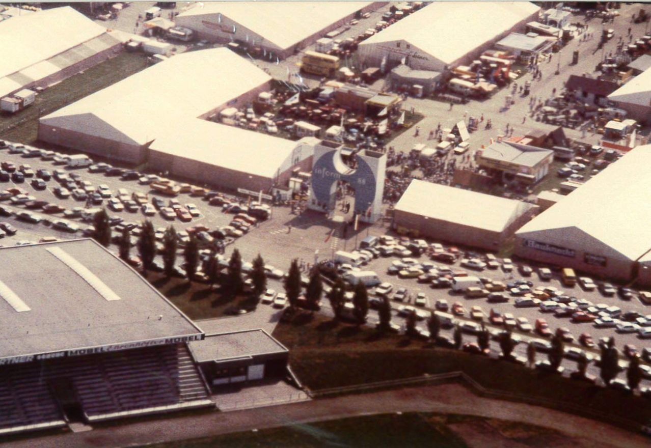 Bild enthält, Architecture, Building, City, Military Base, Airport, People, Person, Outdoors, Car, Vehicle